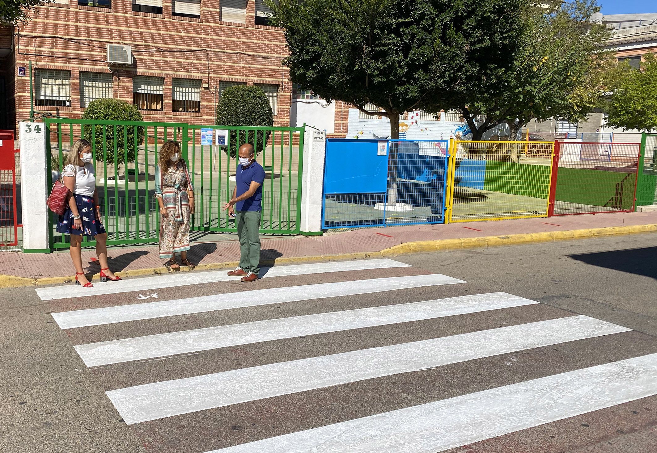 Repintados los pasos de cebra en los entornos de los centros docentes del municipio8