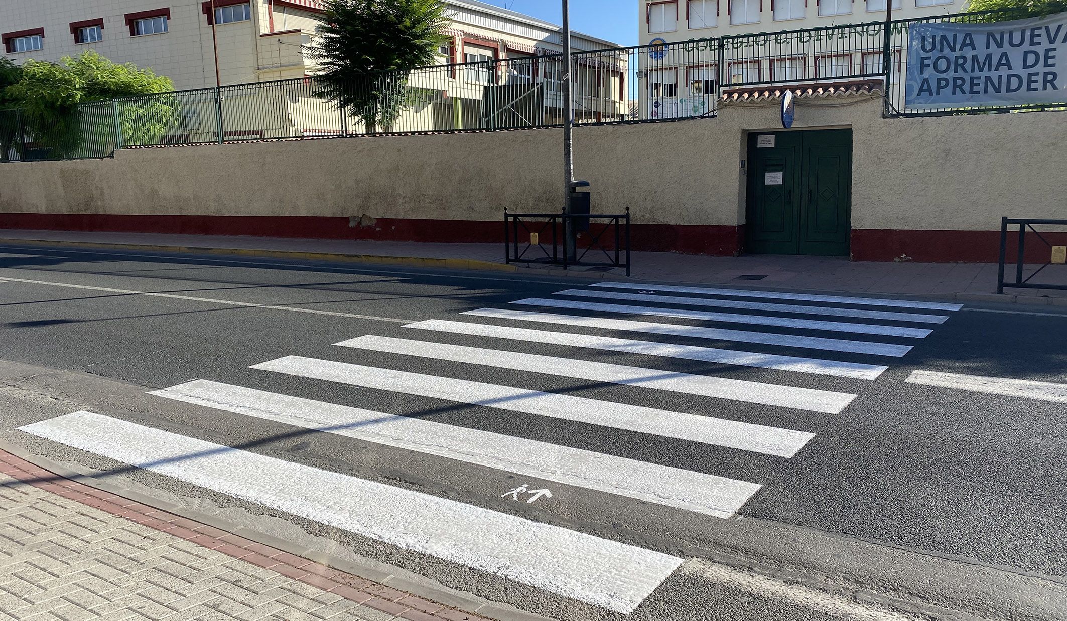 Repintados los pasos de cebra en los entornos de los centros docentes del municipio9