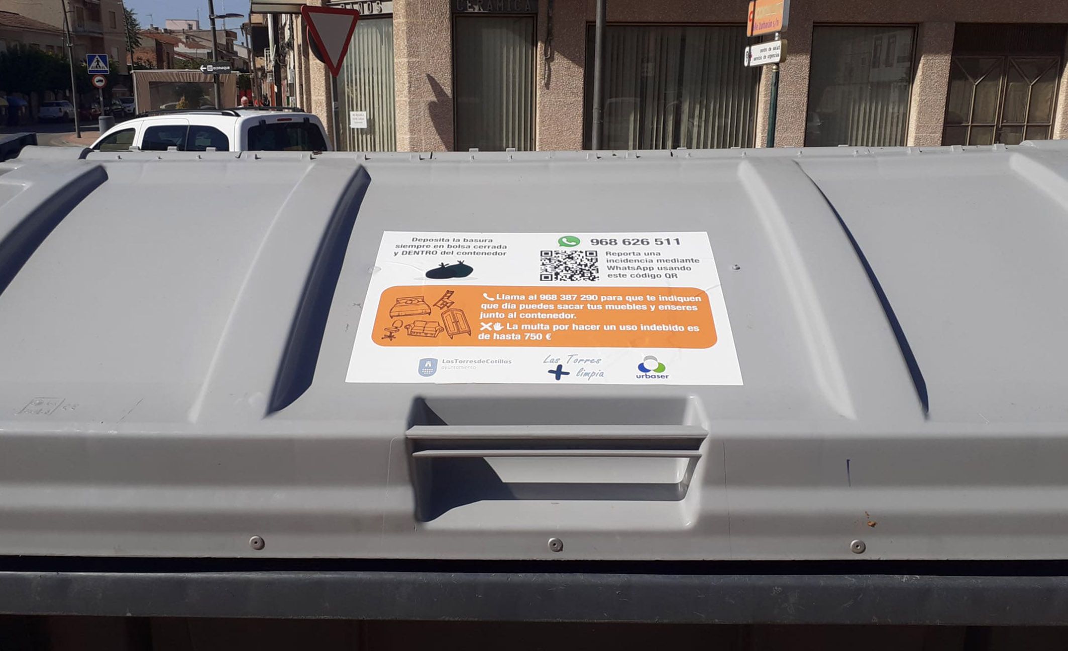 Vinilos informativos en los contenedores de Las Torres de Cotillas para facilitar el reciclaje3