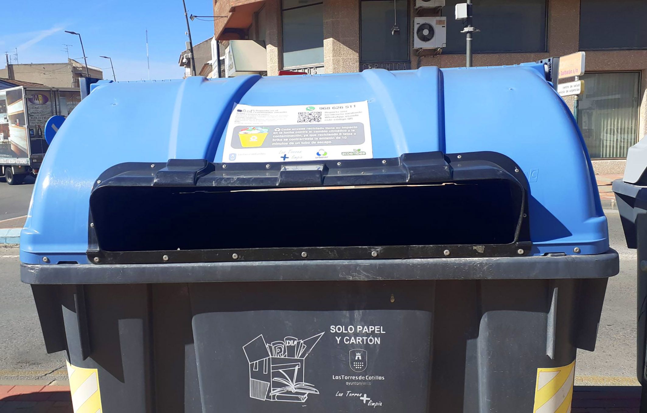 Vinilos informativos en los contenedores de Las Torres de Cotillas para facilitar el reciclaje4