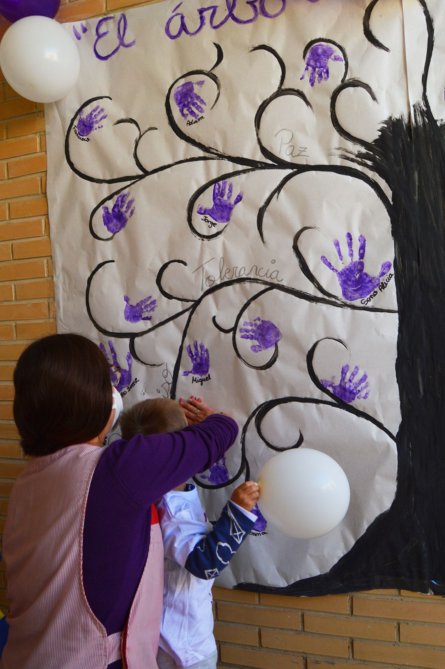 Las escuelas infantiles conmemoran el 25N con un árbol pintado a mano por los niños3