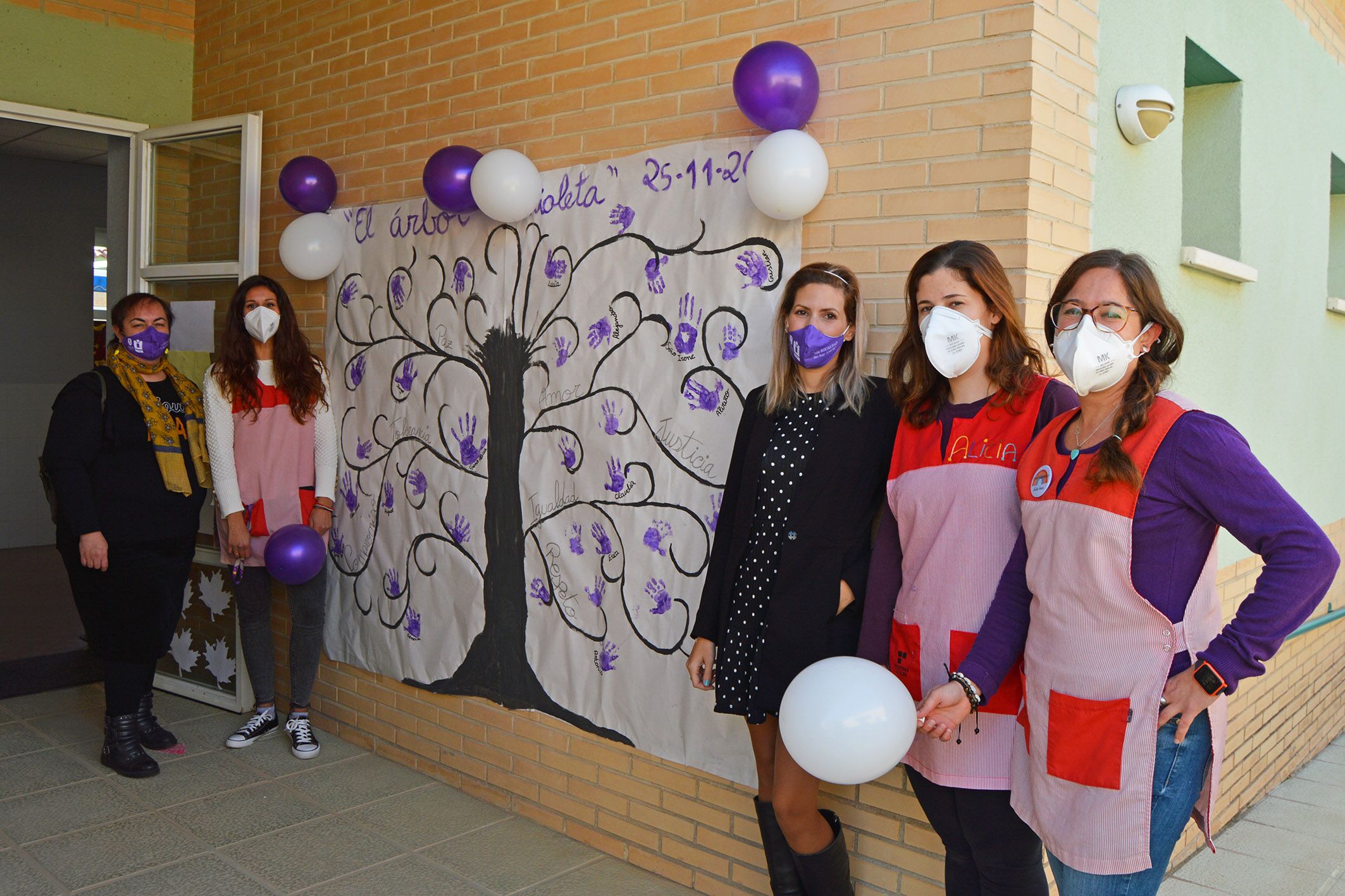 Las escuelas infantiles conmemoran el 25N con un árbol pintado a mano por los niños4