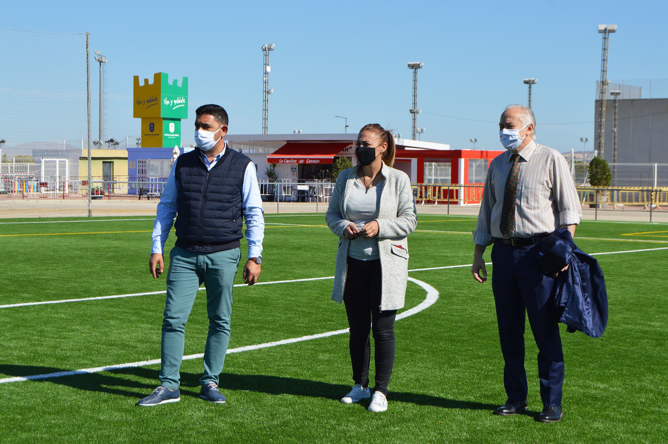 El campo de fútbol municipal Onofre Fernández Verdú ya luce renovado su césped artificial