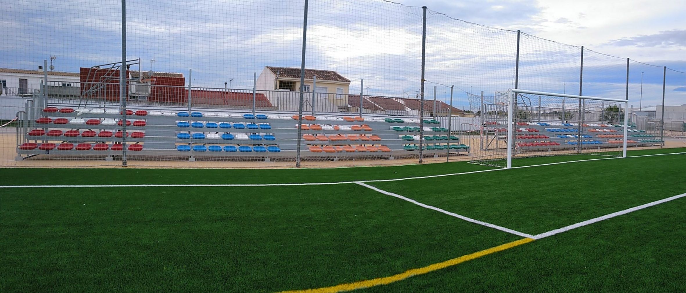El campo de fútbol municipal Onofre Fernández Verdú ya luce renovado su césped artificial3