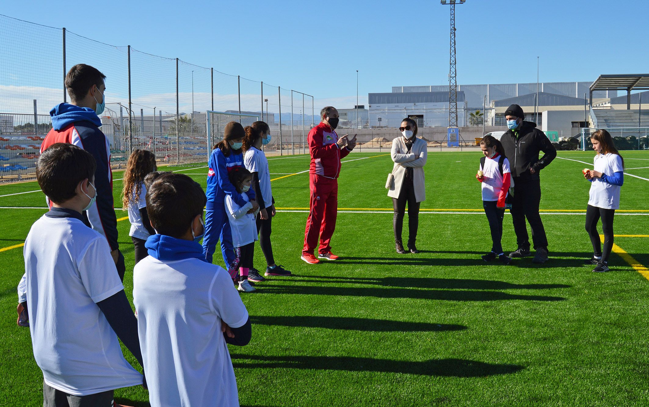 Cerca de 20 jóvenes torreños participan en un gymkana de atletismo en el polideportivo municipal2