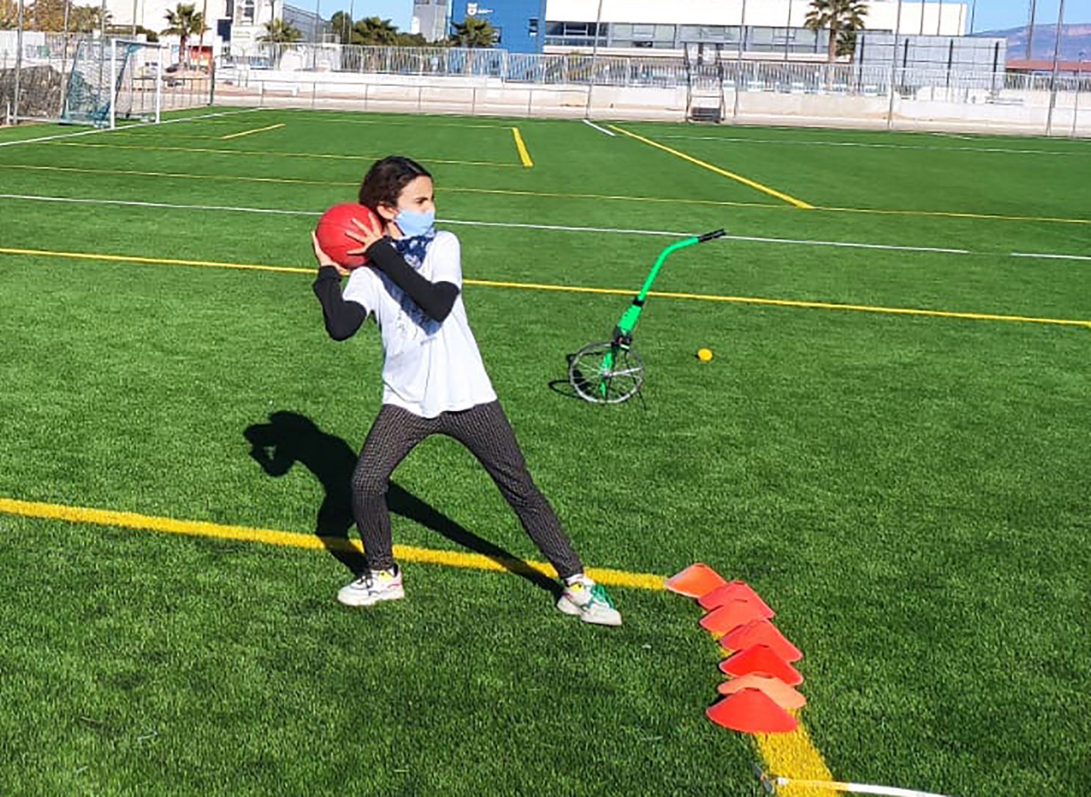 Cerca de 20 jóvenes torreños participan en un gymkana de atletismo en el polideportivo municipal3