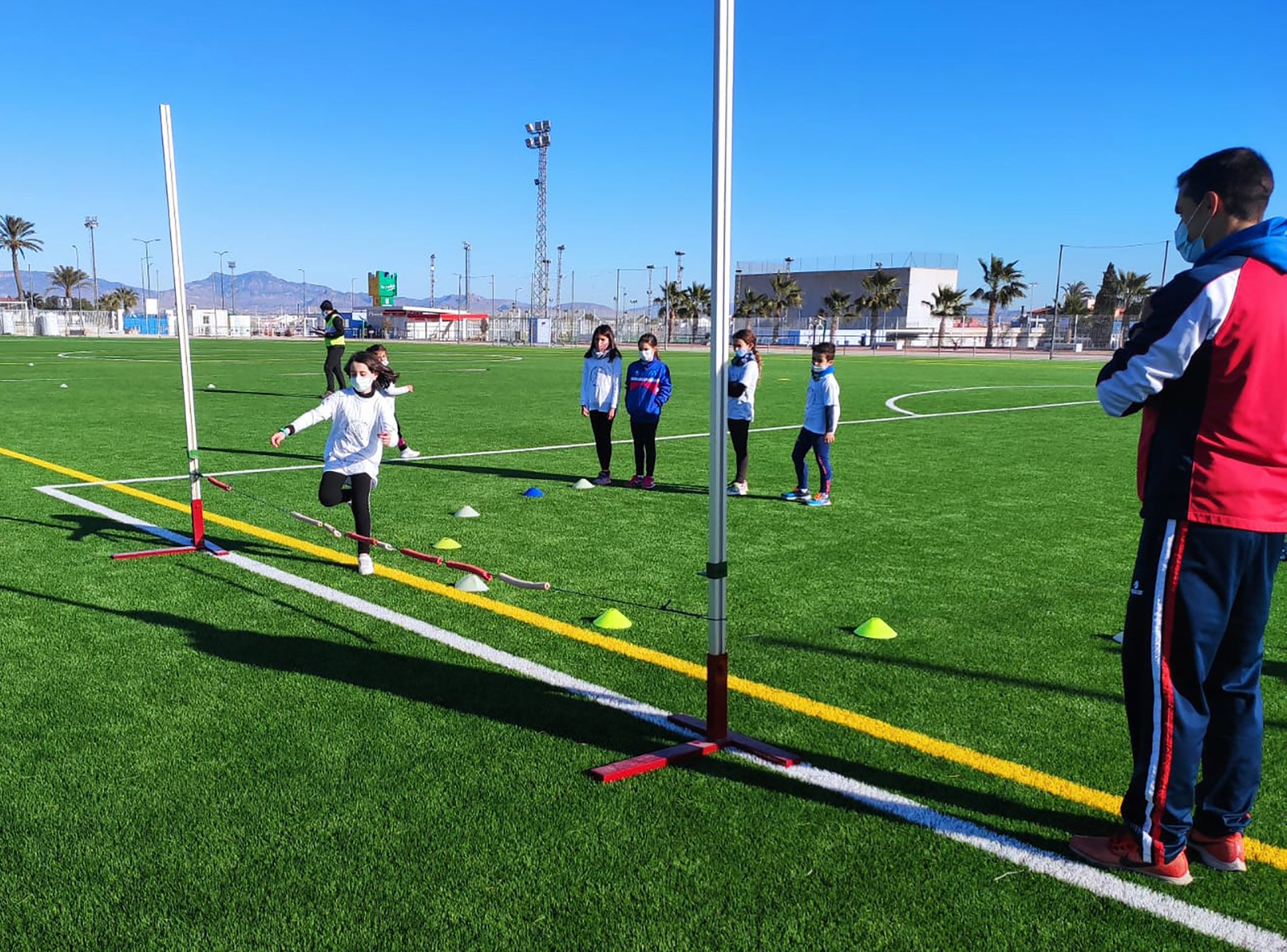 Cerca de 20 jóvenes torreños participan en un gymkana de atletismo en el polideportivo municipal5