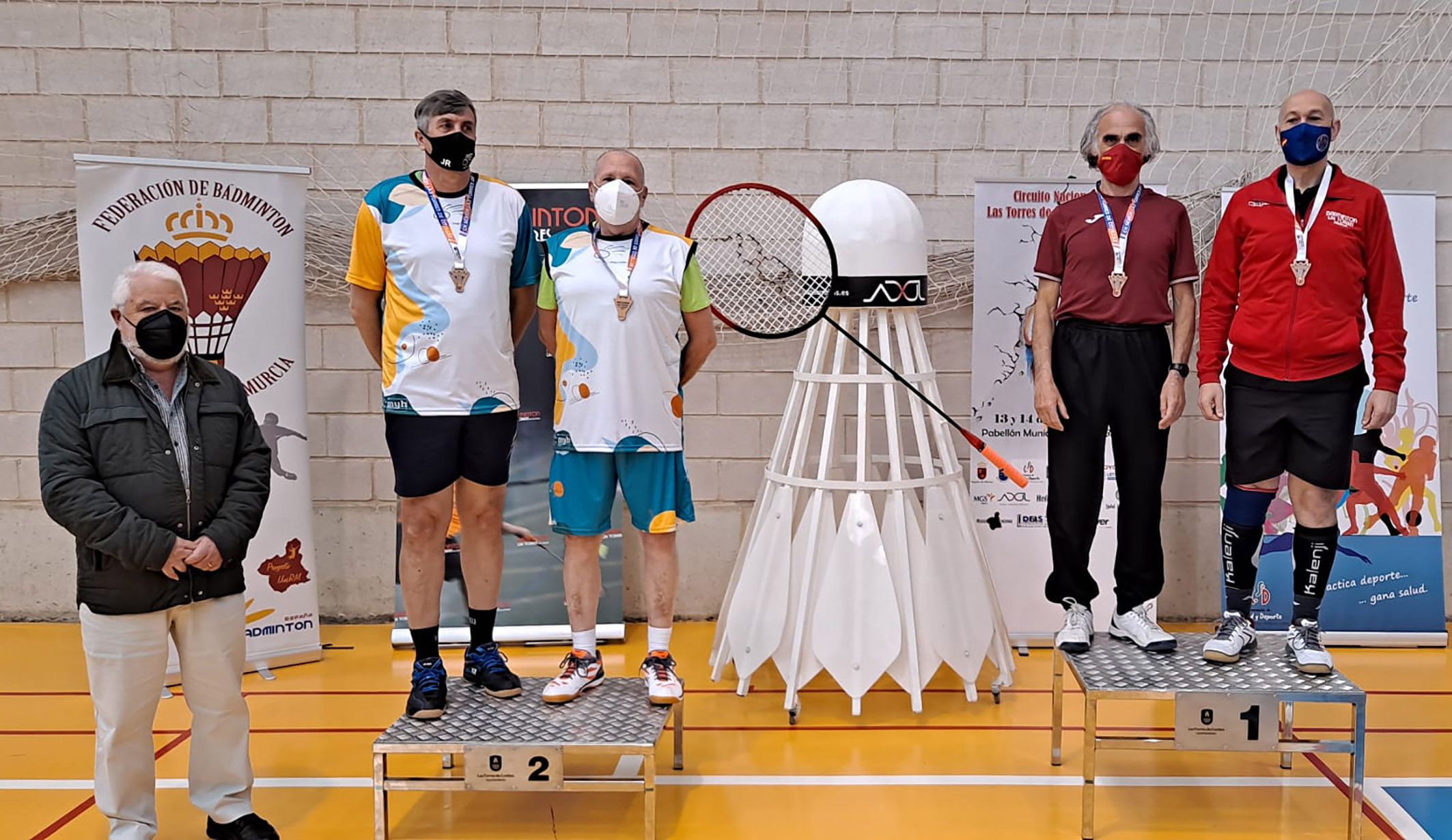 Dos oros dos platas y un bronce para el Bádminton Las Torres en el circuito nacional senior4