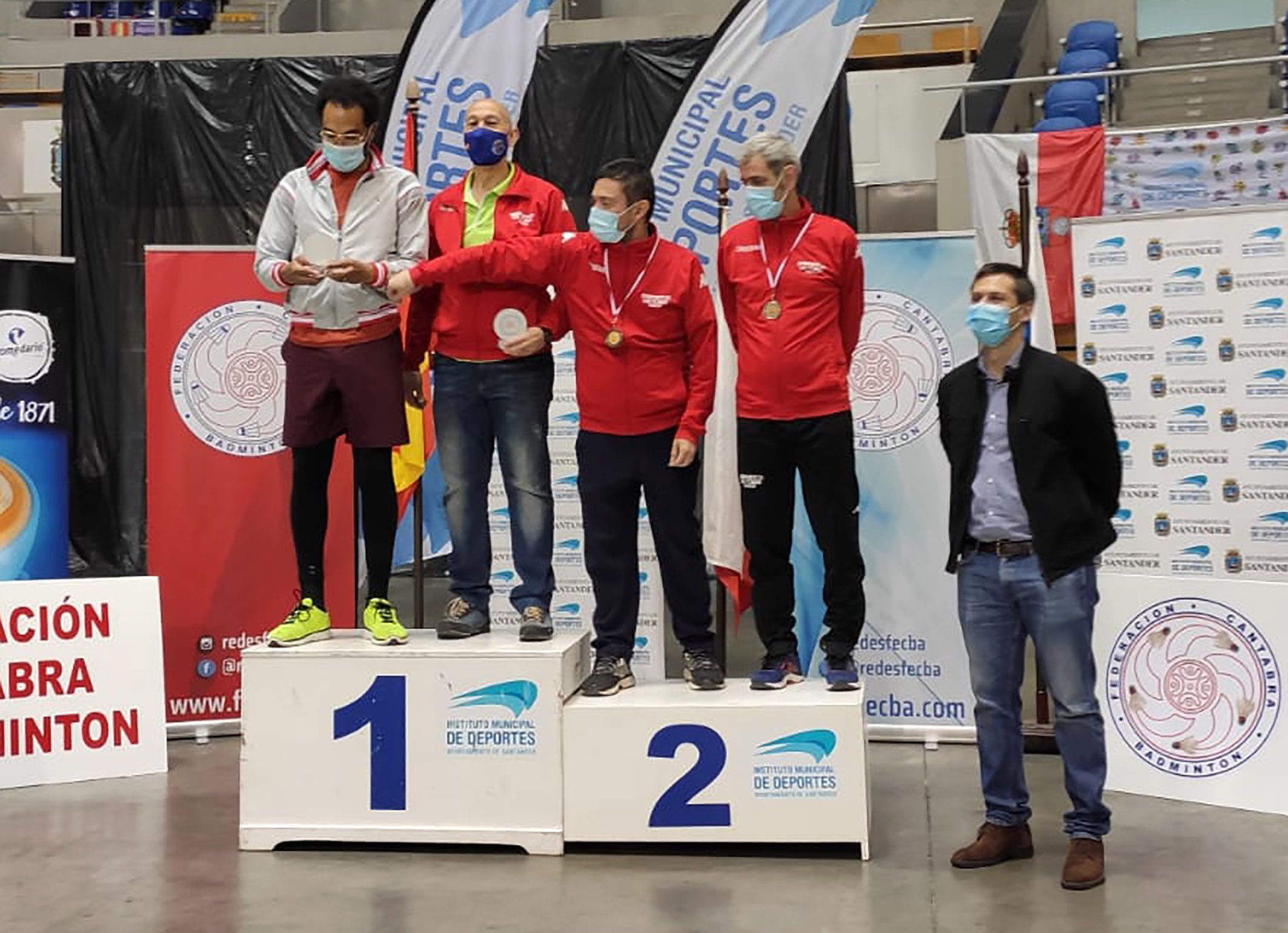 Colección de medallas del Bádminton Las Torres en la sexta prueba del campeonato de España2
