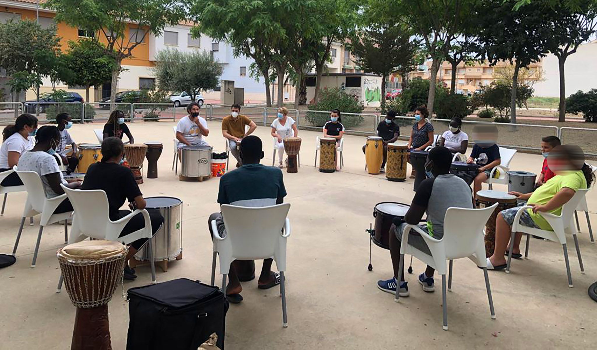 15 menores del barrio del Carmen disfrutan de un taller de percusión al aire libre