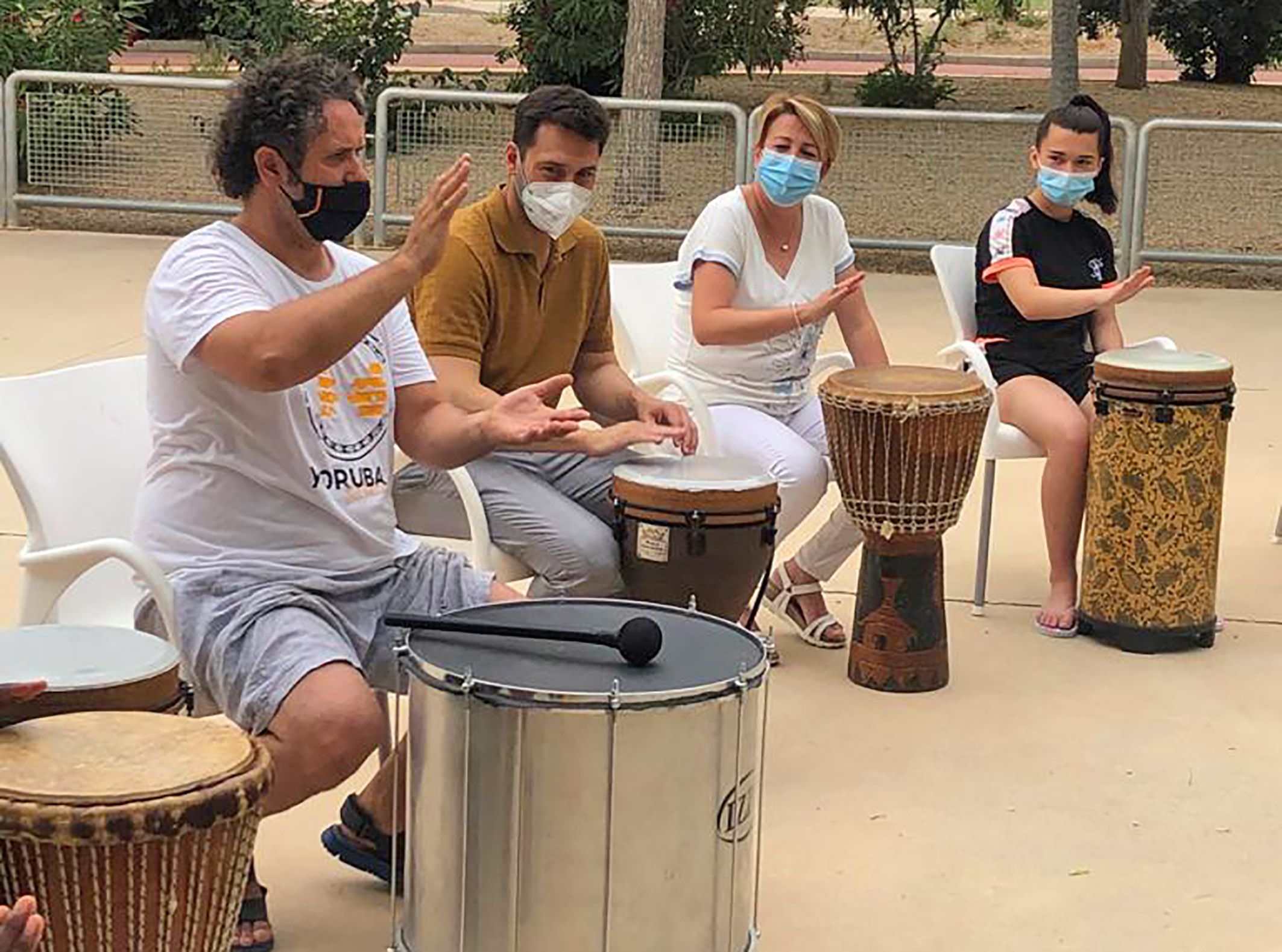 15 menores del barrio del Carmen disfrutan de un taller de percusión al aire libre2