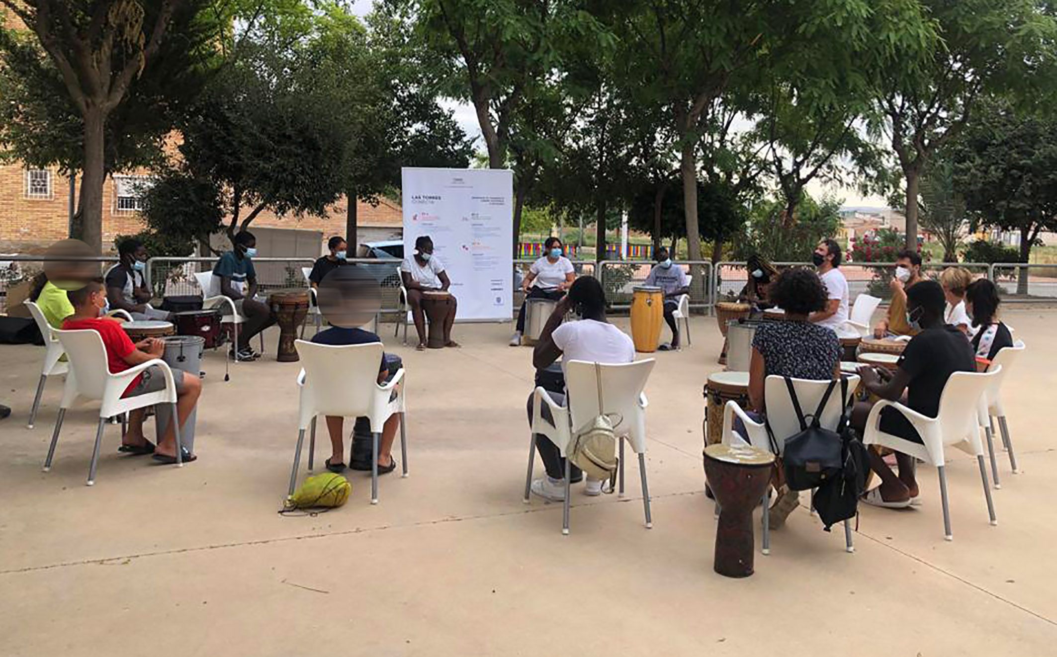 15 menores del barrio del Carmen disfrutan de un taller de percusión al aire libre3