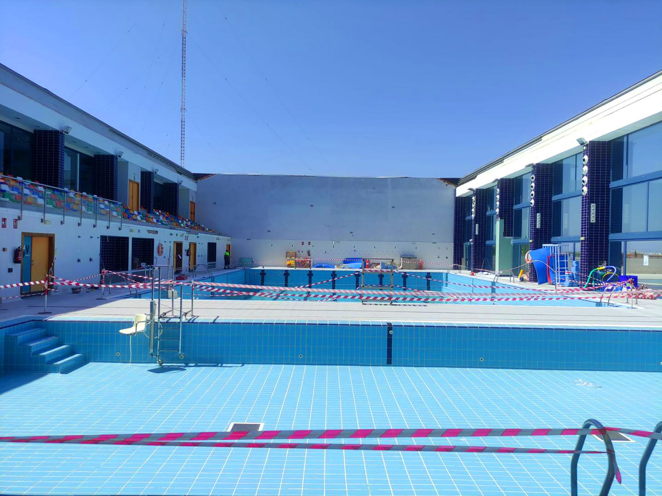 El Centro Deportivo Las Torres reabre parcialmente tras la caída de la cubierta de su piscina cubierta