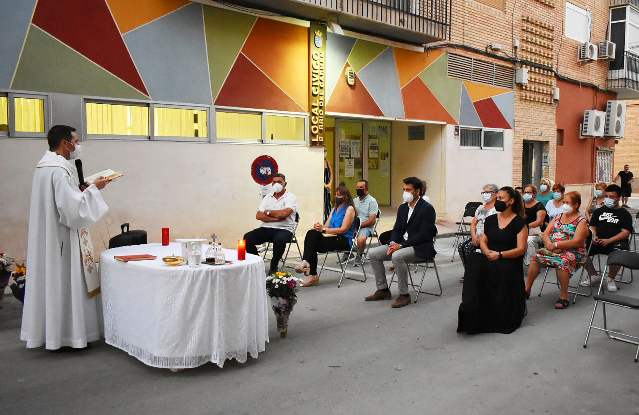 El barrio del Carmen homenajea a su patrona con una misa al aire libre