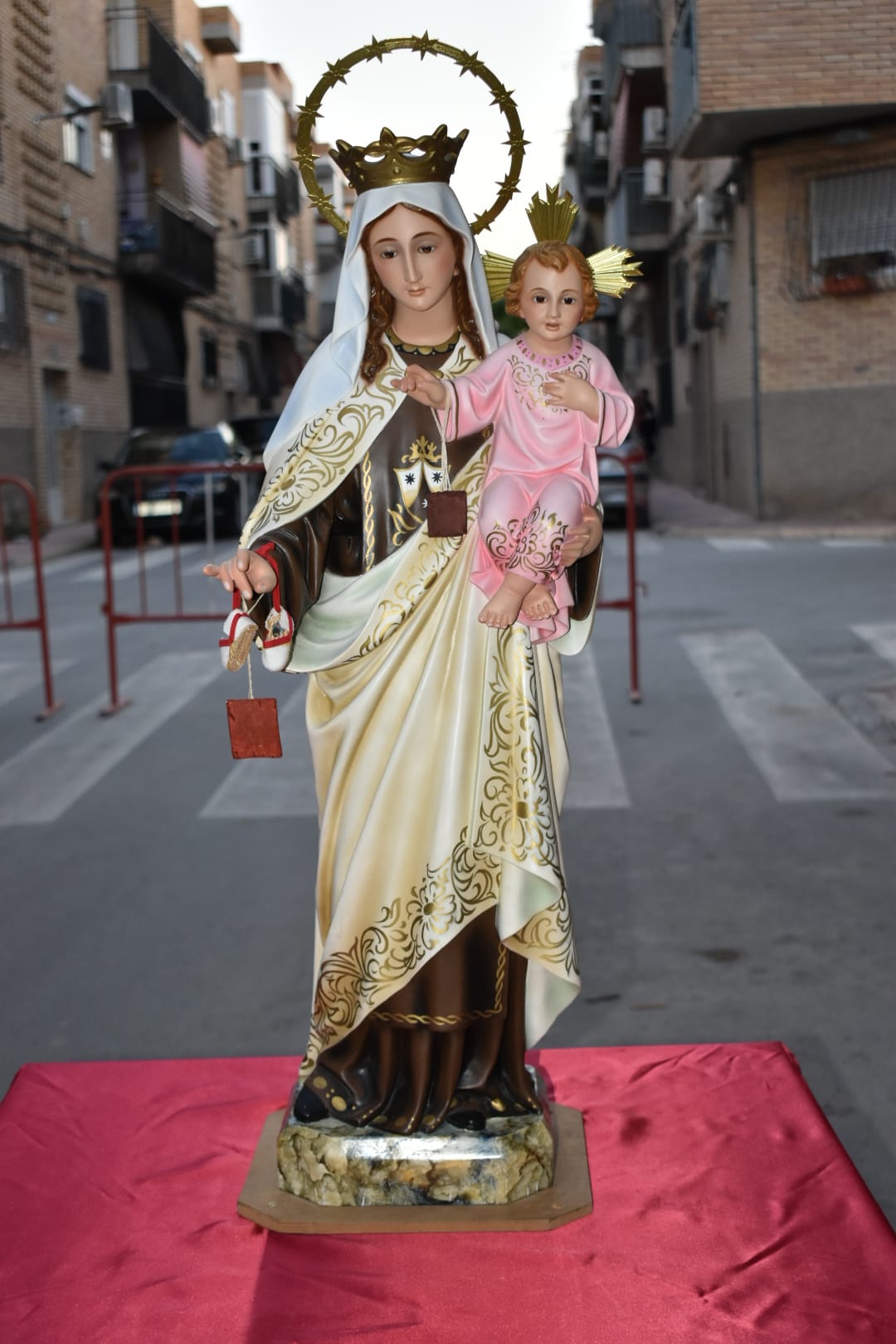 El barrio del Carmen homenajea a su patrona con una misa al aire libre3