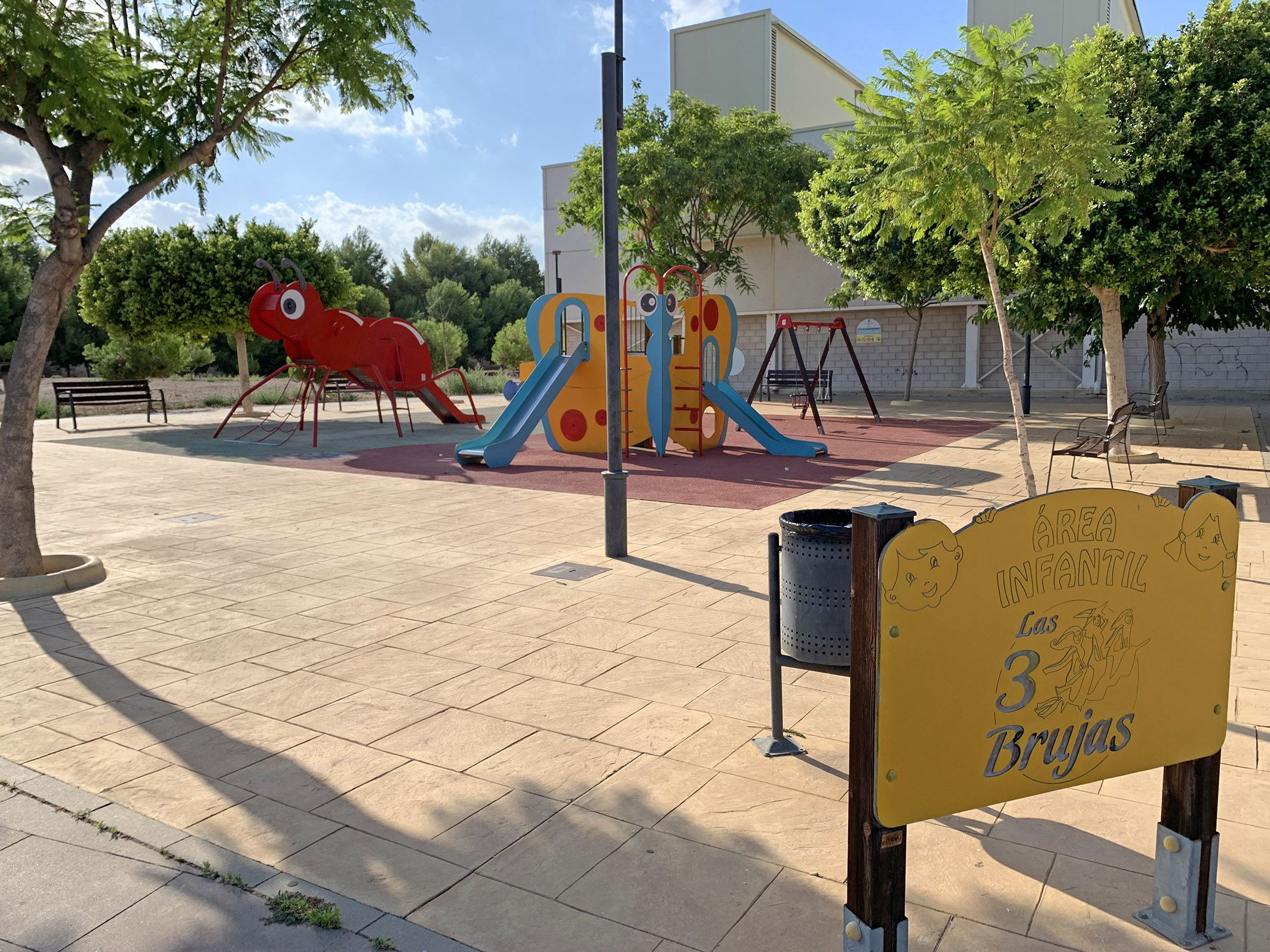 El parque infantil de Las Tres Brujas contará con una zona de sombra y nuevo suelo