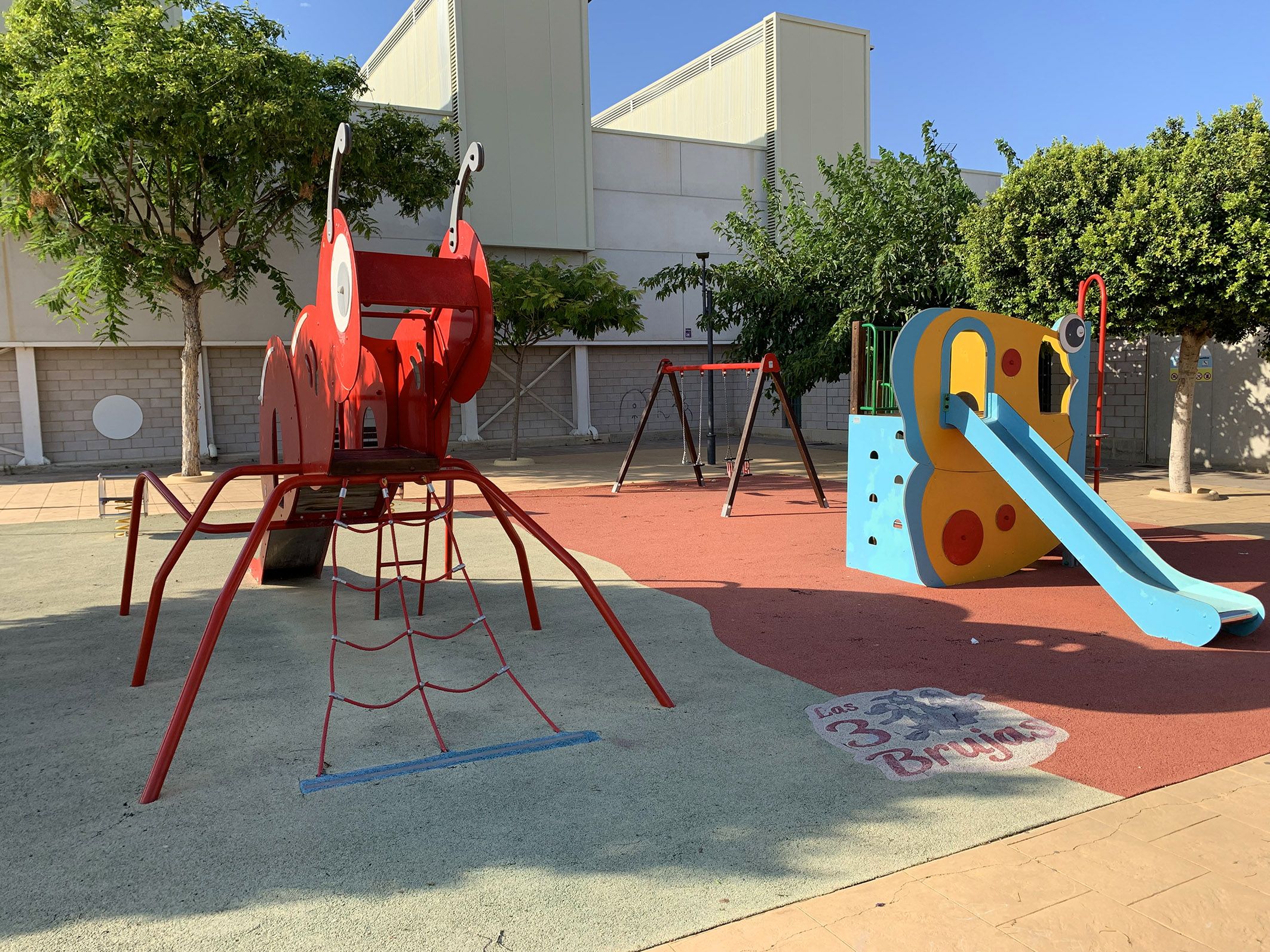 El parque infantil de Las Tres Brujas contará con una zona de sombra y nuevo suelo2