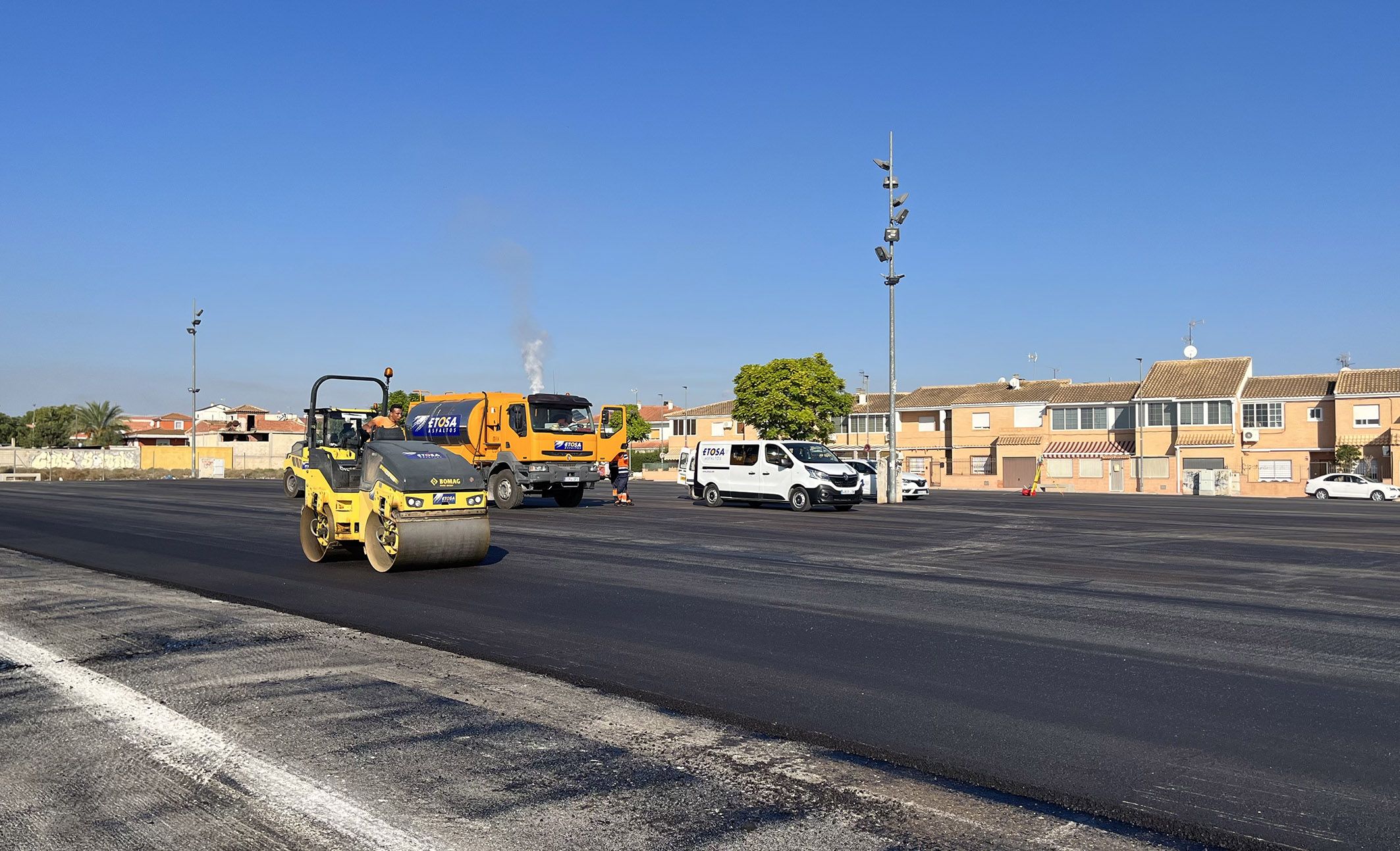 Las obras para el reasfaltado de la explanada del mercado semanal cerca de terminar4