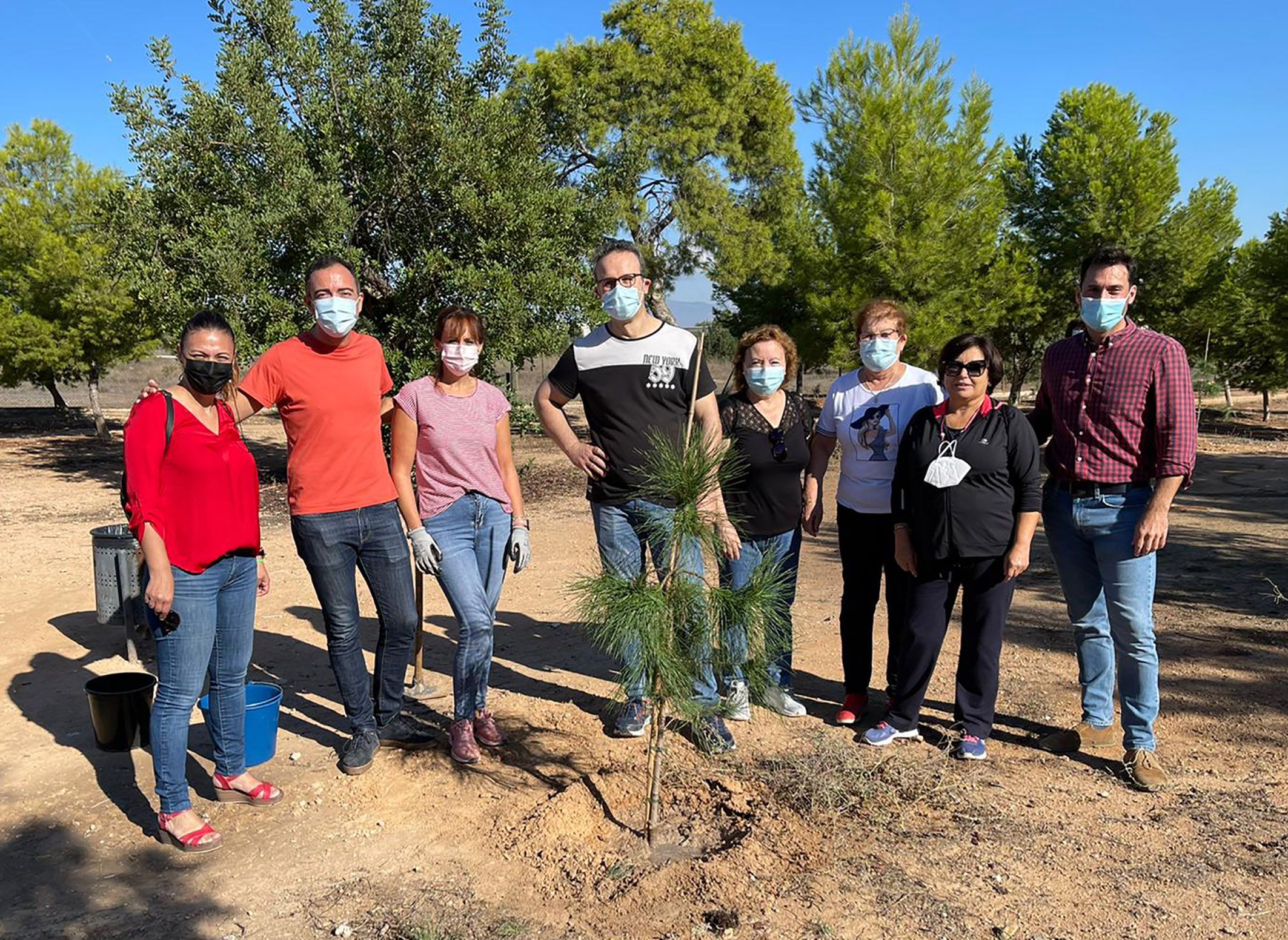 Una jornada familiar de plantación de árboles para celebrar el “Día de las Bibliotecas”8