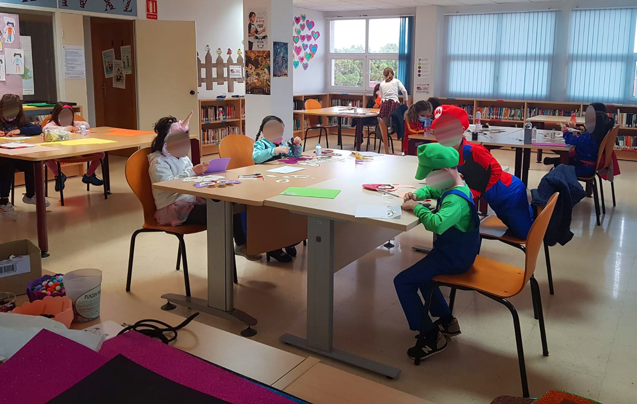 Los mas pequenos se lo pasan en grande en los talleres gratuitos de manualidades de Carnaval
