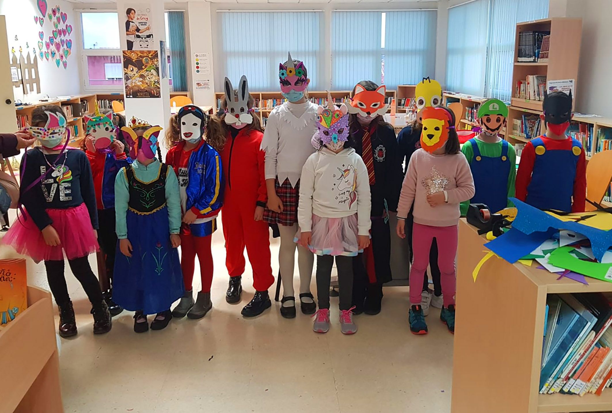 Los mas pequenos se lo pasan en grande en los talleres gratuitos de manualidades de Carnaval4