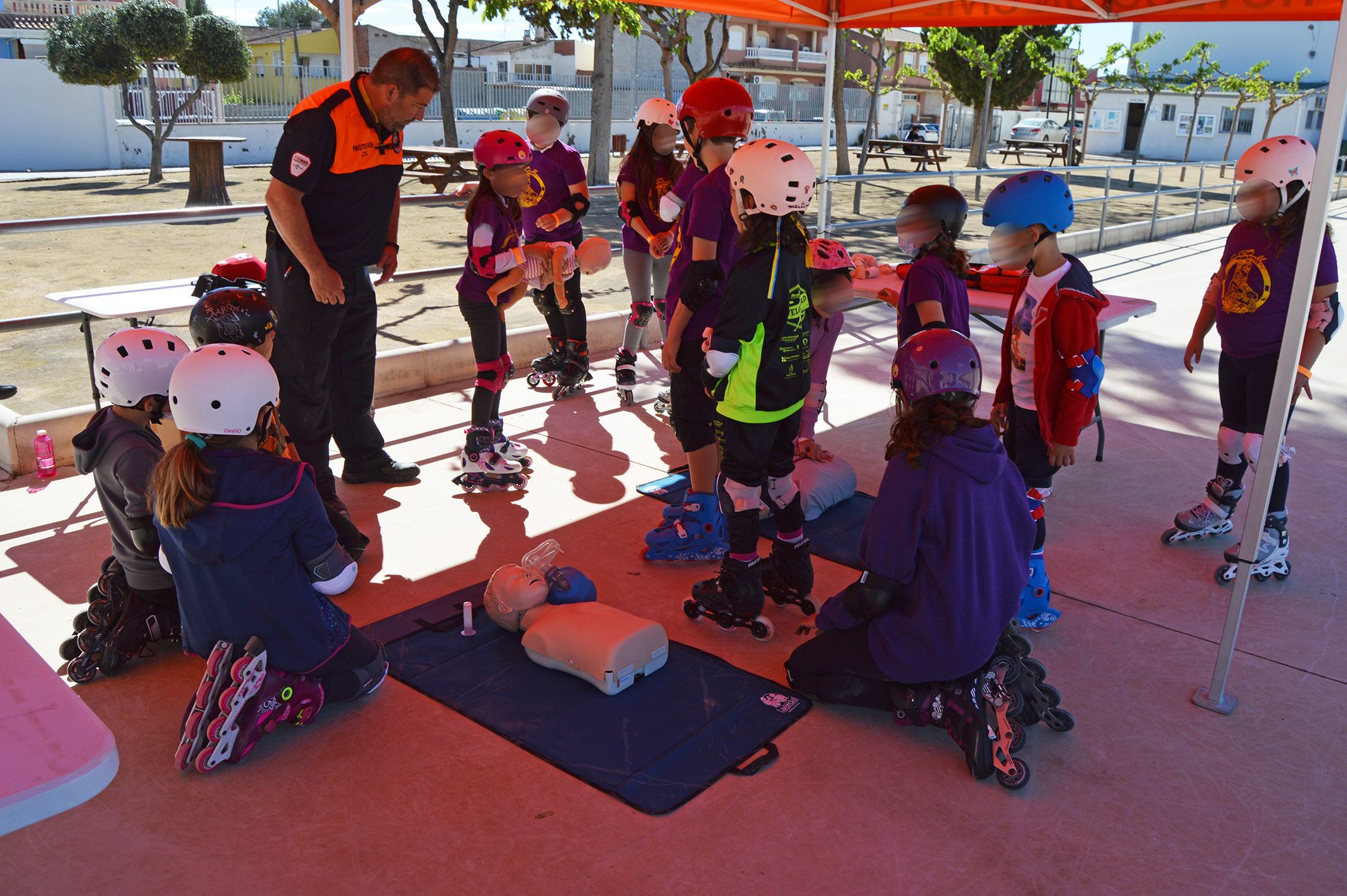 Una manana de formacion en educacion vial y primeros auxilios para el club Roller Queen