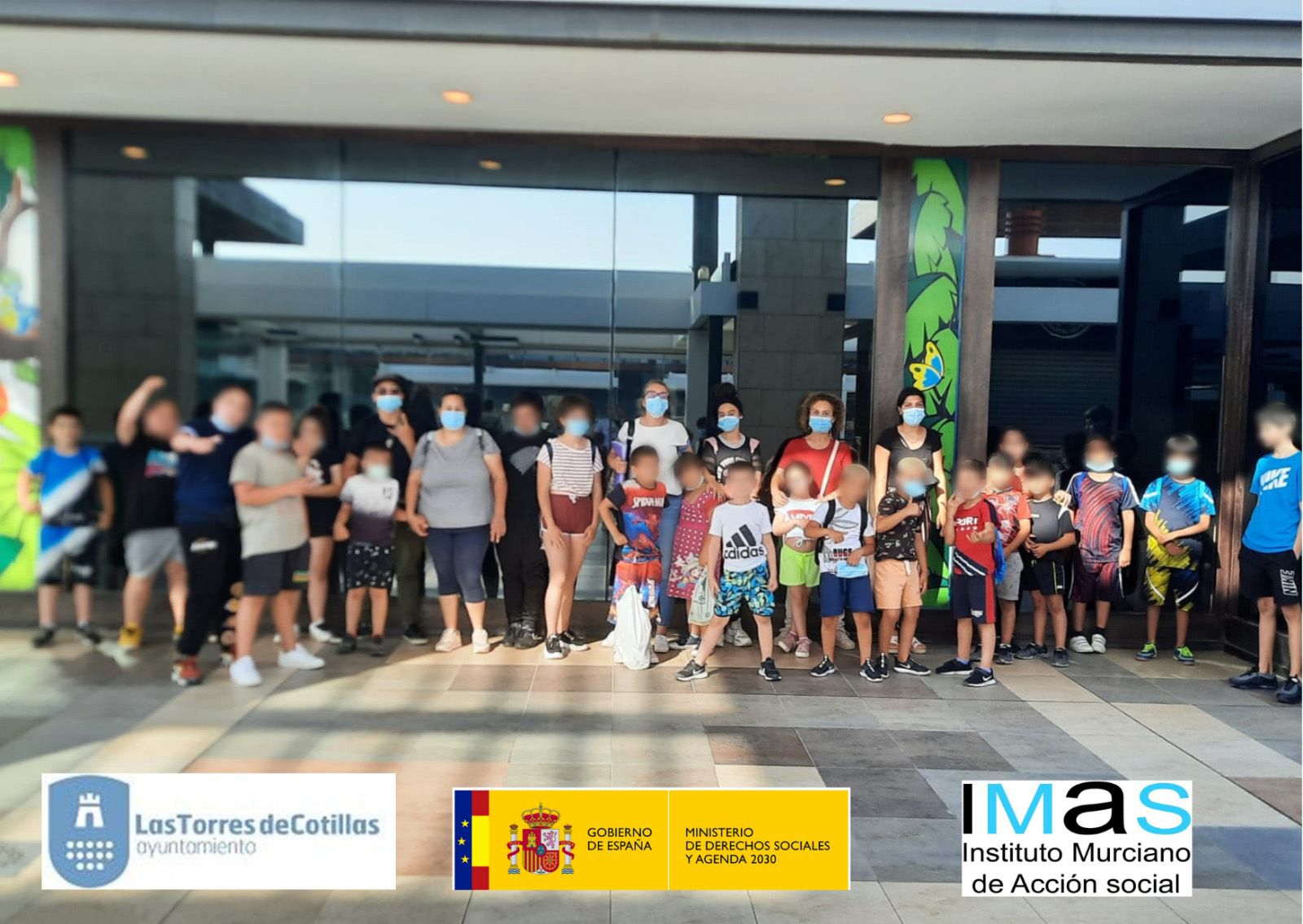 Visita guiada exposicion Alunizaje de Blas Miras Las Torres de Cotillas2 30 menores del Plan de Desarrollo Gitano del Ayuntamiento de las Torres se van al cine