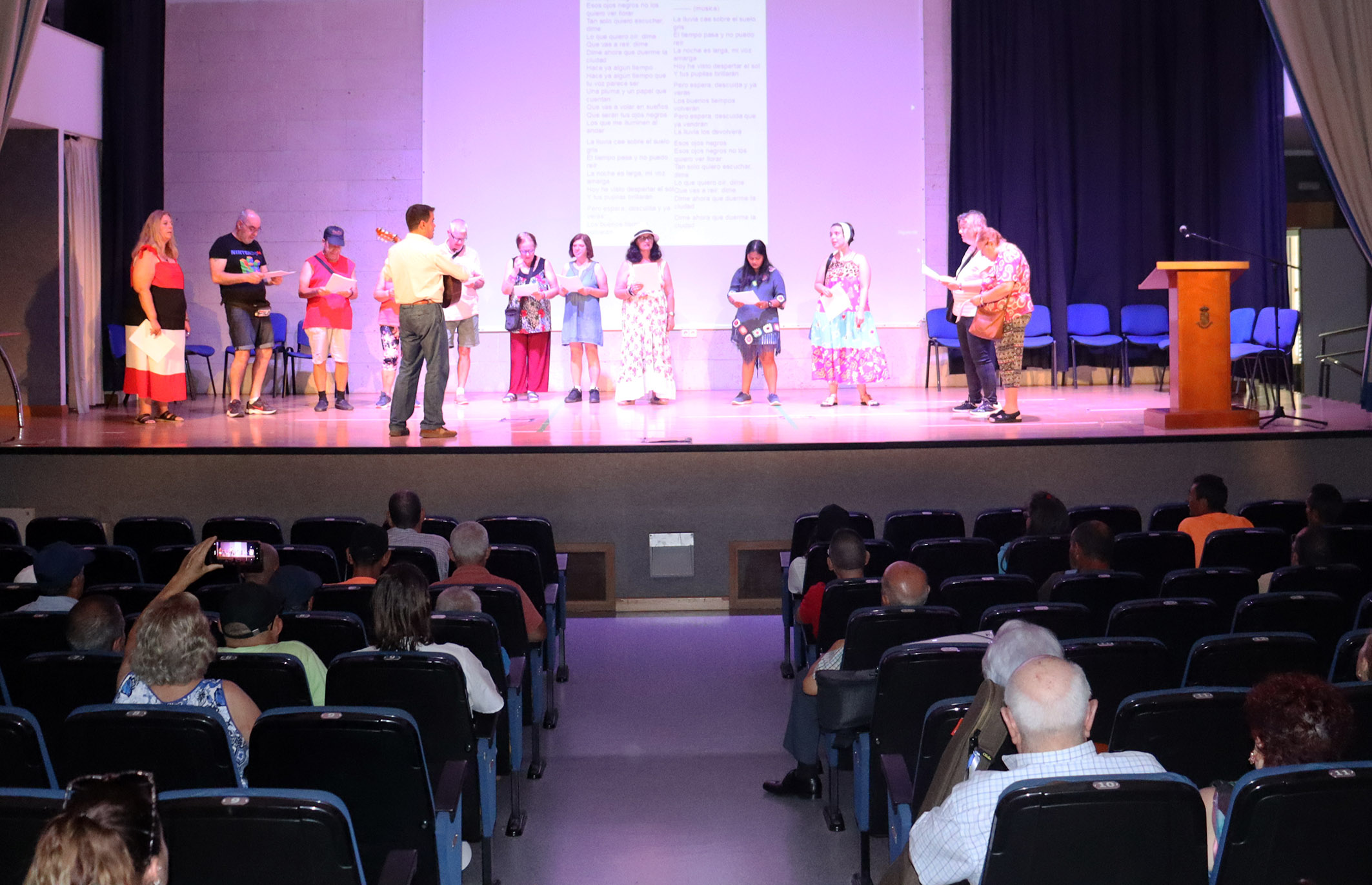 AFES y el centro de mayores protagonizan el primer encuentro intergeneracional de coros