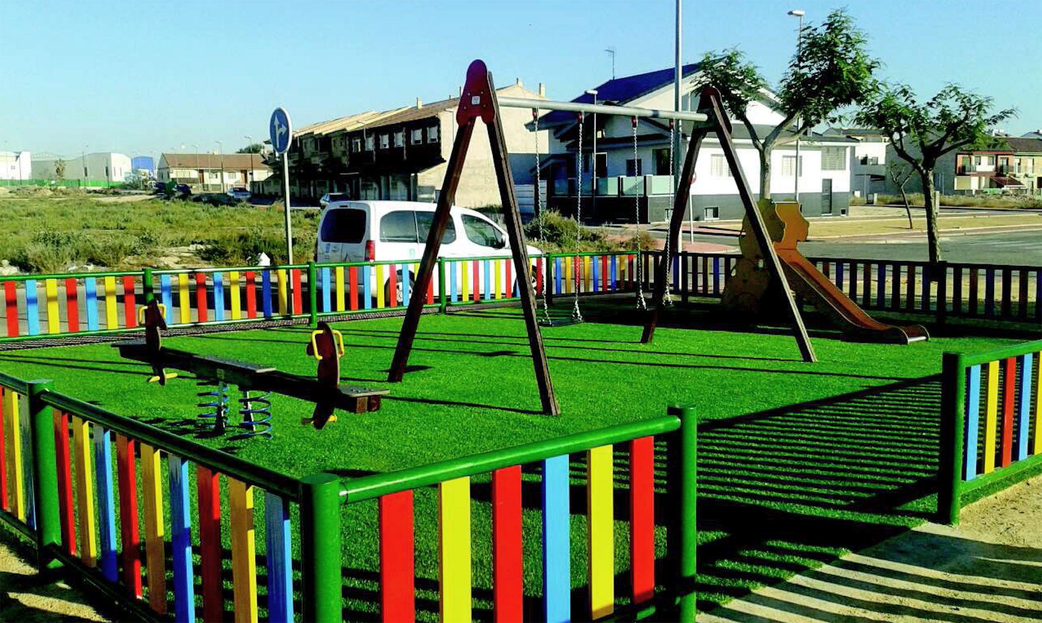 Valla metálica de colores para parques infantiles. Vallado Aunor