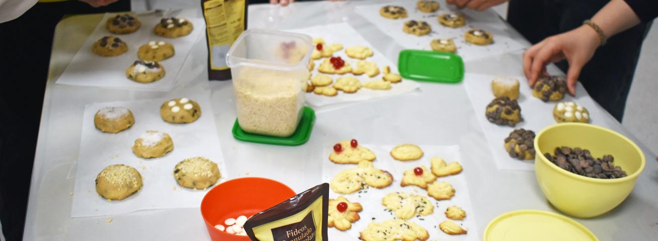 Los adolescentes torreños se lo pasan en grande con un divertido taller gratuito de ‘cookies’