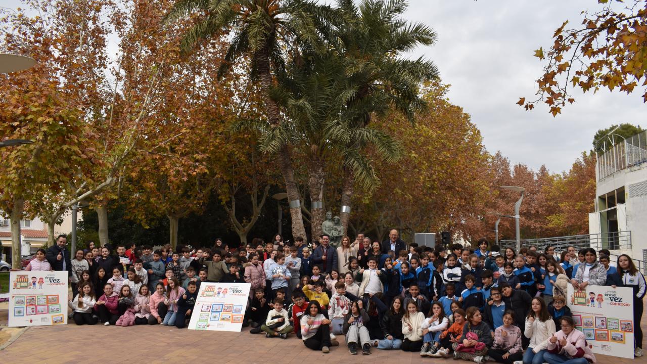 13/12/25 – El parque de la Constitución acogió ayer viernes 12 de diciembre la celebración del día del comercio local, una cita enmarcada en el proyecto “Érase una vez un Comercio” de la Consejería de Empresa, Empleo y Economía Social. Con la asistencia de 230 alumnos de los colegios Maestro Jesús Ferrer, San José y Divino Maestro, esta jornada contó con la participación del alcalde Pedro José Noguera y la consejera Marisa López Aragón.  Un evento en el que intervinieron en representación de los centros ed