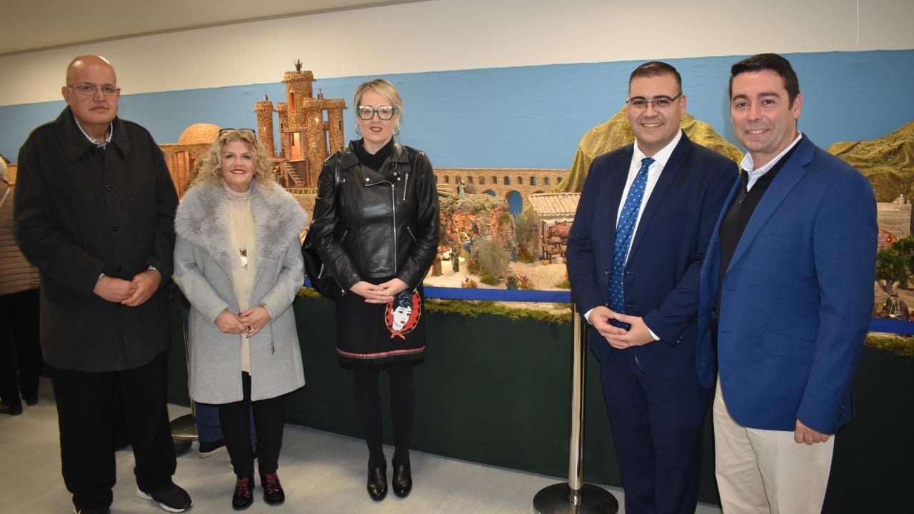 El belén municipal de pinzas vuelve a convertirse en el corazón de la Navidad torreña