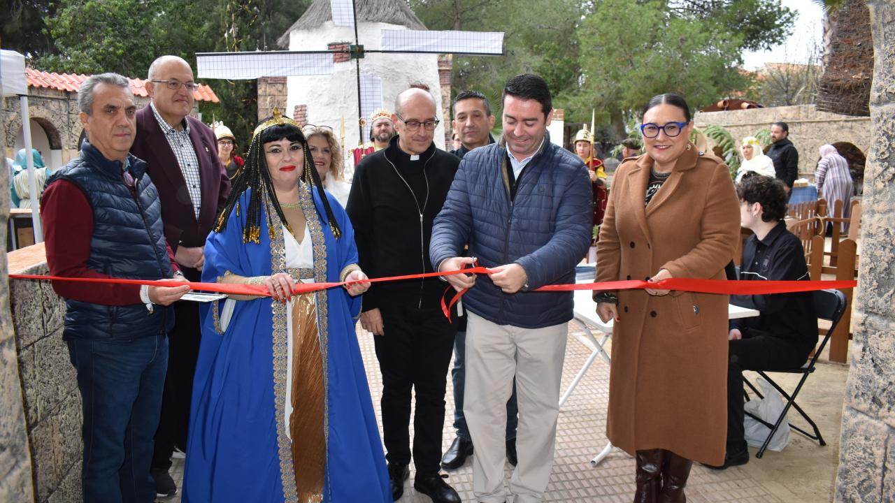 13/12/25 – Esta mañana se ha inaugurado oficialmente la séptima edición del Belén Viviente Artesano de La Florida, un evento muy esperado que, tras meses de intenso trabajo, ya ha comenzado a hacer disfrutar a vecinos y visitantes. El acto de apertura ha contado con la presencia del alcalde, Pedro José Noguera; de la directora general de Competitividad y Calidad Turística, Eva Reverte; y diversos miembros de la corporación municipal.   El tradicional Belén vuelve a instalarse en el parque de La Florida y pe