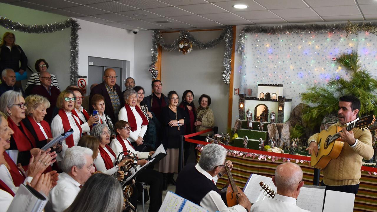 La Navidad llega oficialmente al centro social de las Personas Mayores con la inauguración de su belén