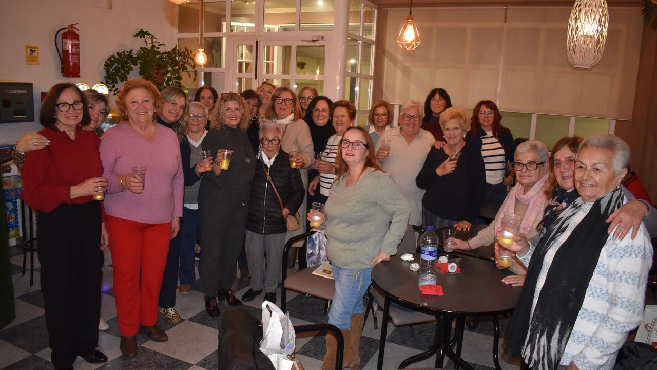 La asociación de mujeres Isabel González no falla a la cita con su tradicional degustación de dulces navideños