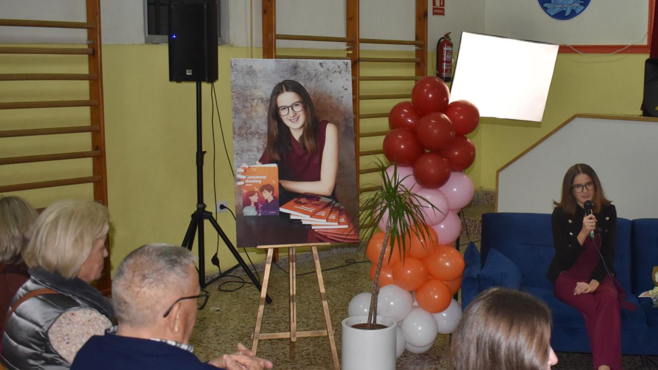 La joven torreña María Moreno Fuentes, de solo 14 años, presenta su primer libro