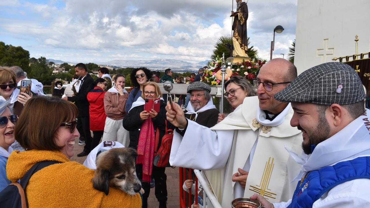San Antón disfruta de su “Día de la Gira” arropado por multitud de fieles