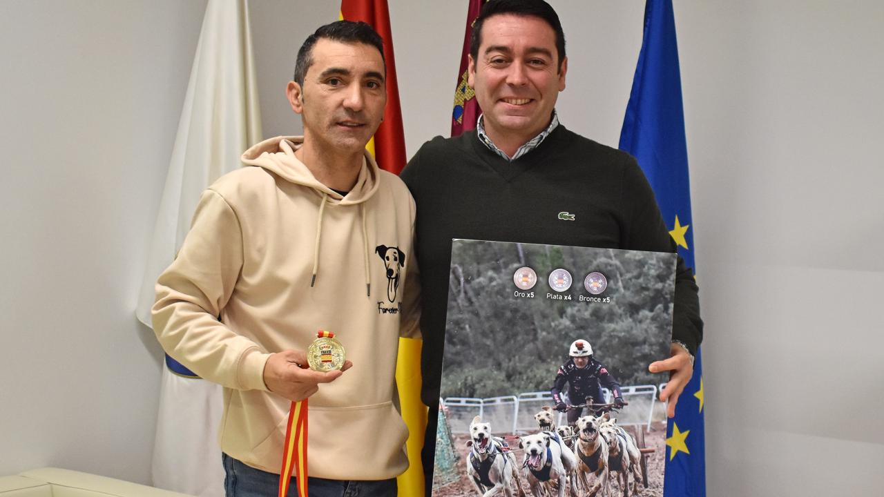 El alcalde Noguera felicita a Tomás Ruiz por su título nacional de mushing de sprint en tierra