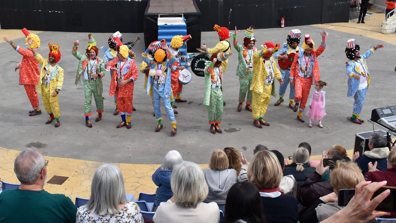 El II Certamen de Chirigotas llena de humor y carnaval el auditorio municipal Juan Baño