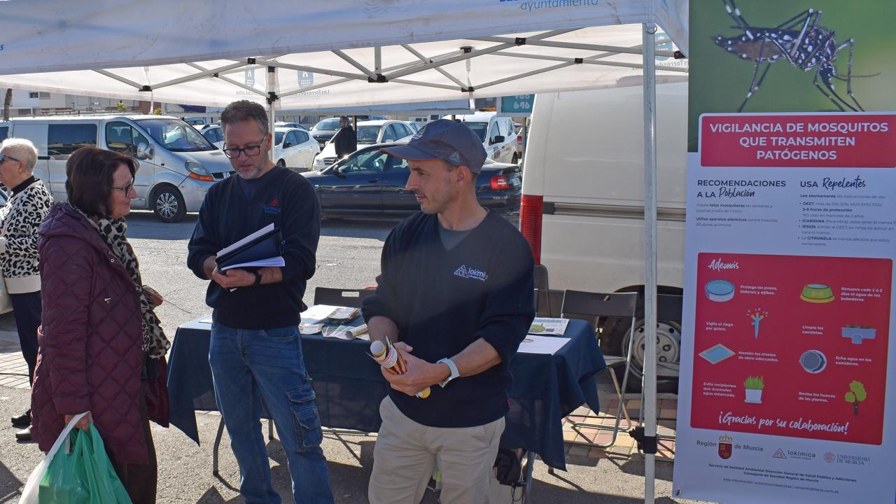 La Concejalía de Salud informa en el mercado semanal para prevenir la proliferación de mosquitos