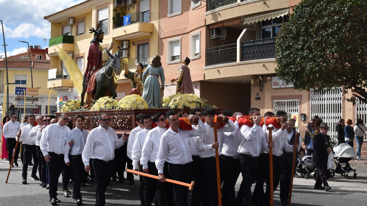 El Domingo de Ramos disfruta de una procesión conjunta de las dos parroquias locales