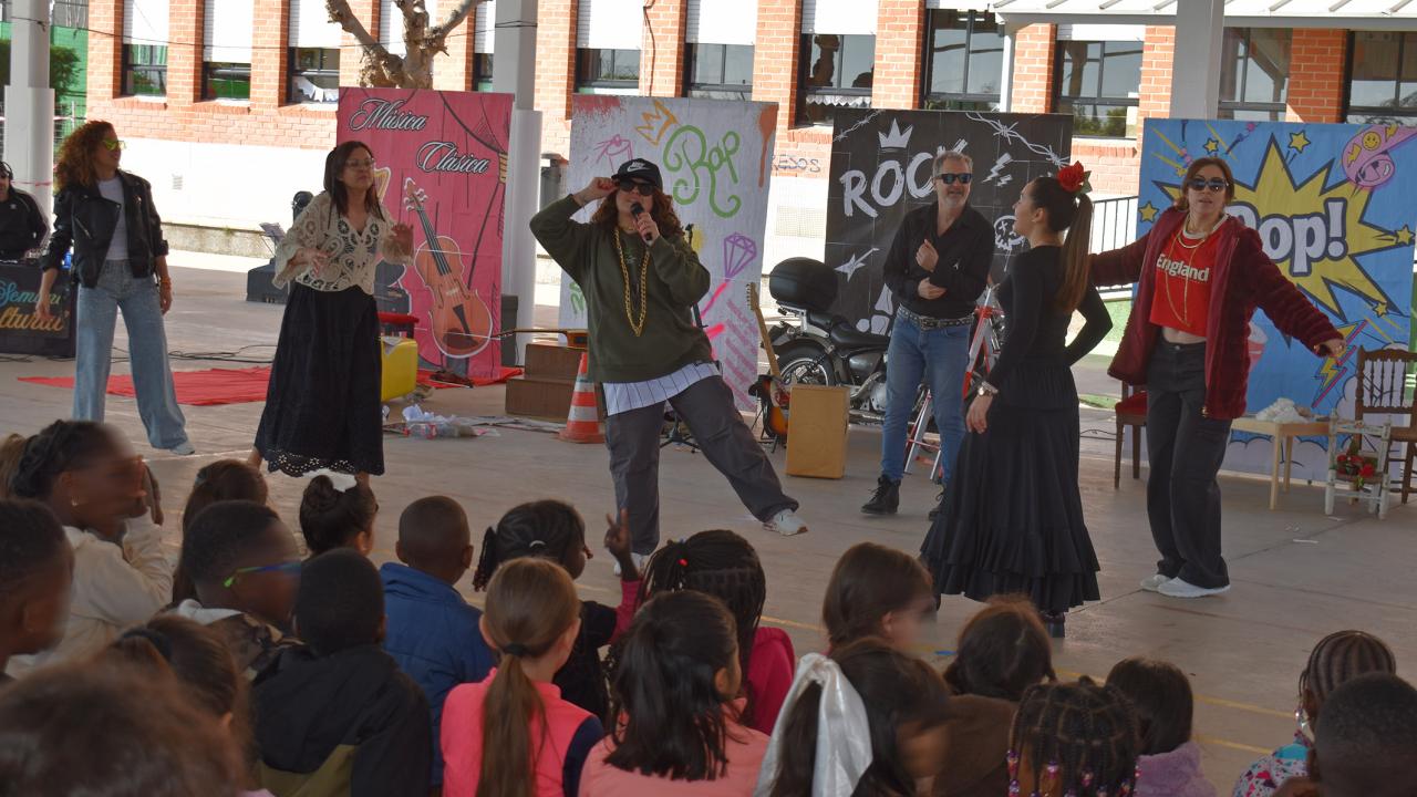 Los alumnos del colegio Valentín Buendía se mueven al ritmo de las músicas en su V Semana Cultural