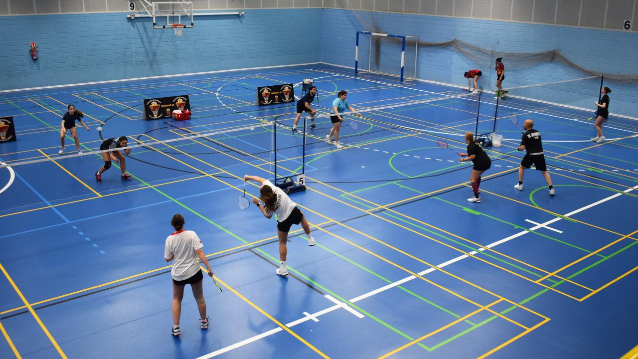 El Bádminton Las Torres sigue firmando una gran campaña y deslumbra en los campeonatos autonómicos sub-17 y sénior con 15 medallas