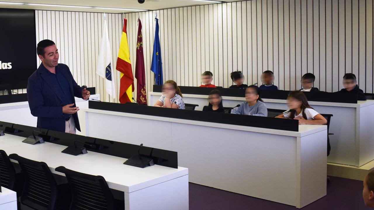 Los alumnos del colegio San José conocen primera mano el funcionamiento de su Ayuntamiento
