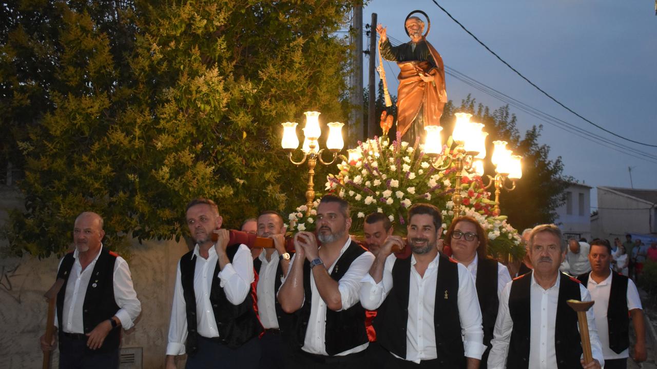 San Pedro se da un baño de cariño en su popular procesión