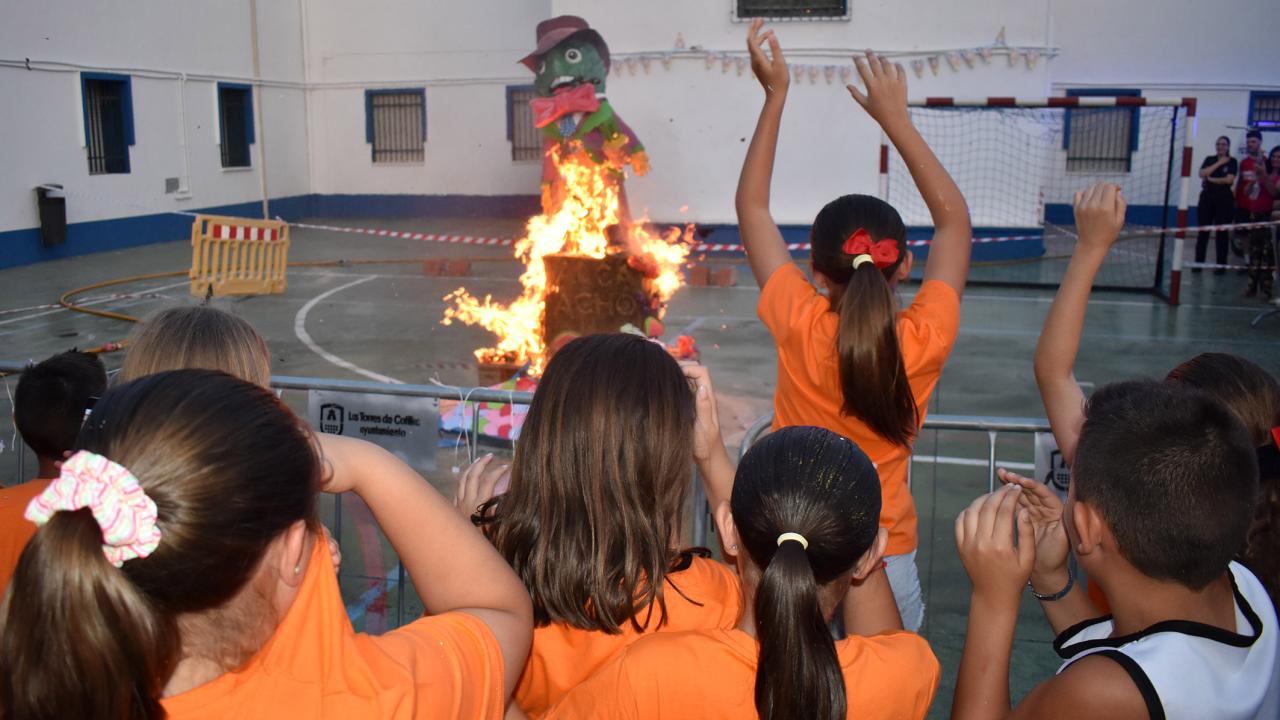 El colegio Divino Maestro concluye su proyecto de homenaje al Raspajo quemando su Alca Acho