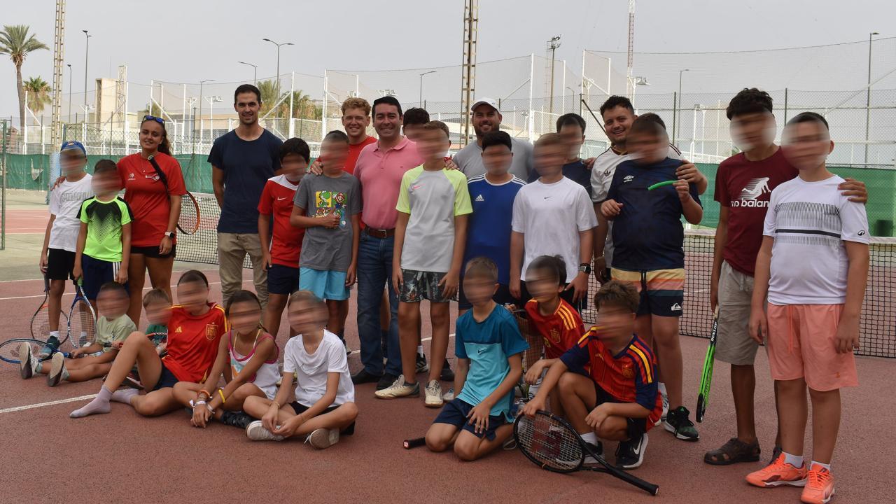 El alcalde Pedro José Noguera visita la escuela deportiva de verano de la asociación Entre Raquetas