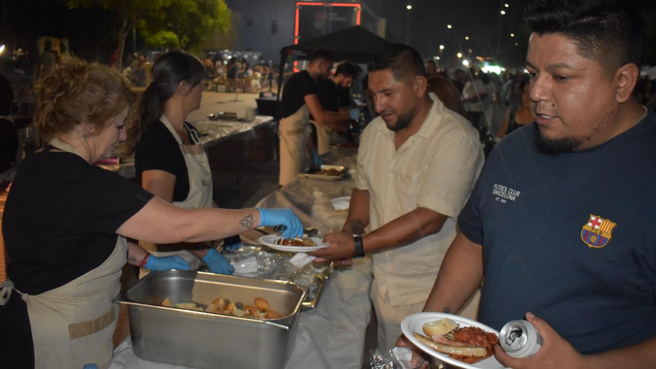 Miles de personas se apuntan al sabor de la gran barbacoa popular de la “Noche de la Brasa y la Zurra”