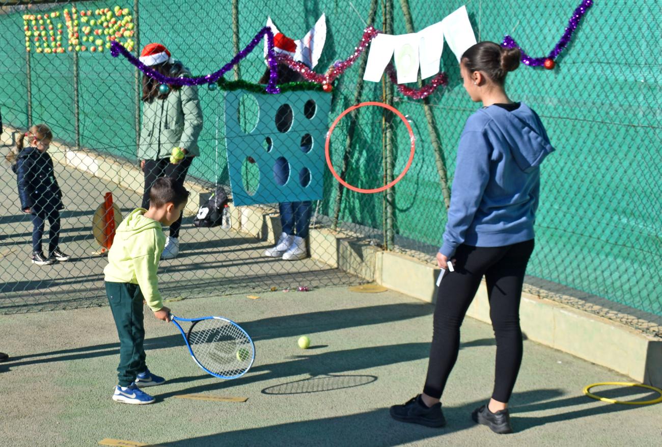 Deporte y solidaridad en la tradicional fiesta benéfica de Navidad de la escuela de tenis Las Torres entre Raquetas
