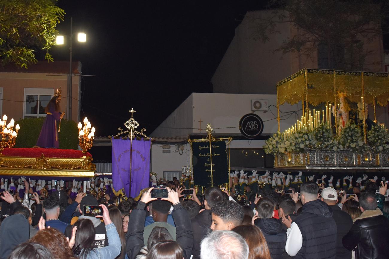 El Martes Santo aplaude un año más el encuentro en las calles torreñas del Jesús Cautivo y de la Esperanza Macarena